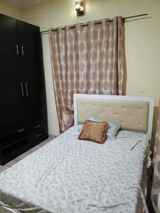 um quarto com uma cama com uma almofada em Treasure apartment em Lagos