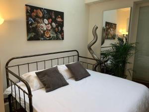 una camera con un letto con due cuscini sopra di Hyde Park 3bed with patio as seen on TV House Hunters International a Londra