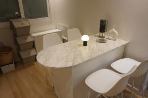 een keuken met een aanrecht met witte stoelen en een tafel bij NEW OPEN-Oublier,SEOUL STN 5min by walk,Cozy Home in Seoul