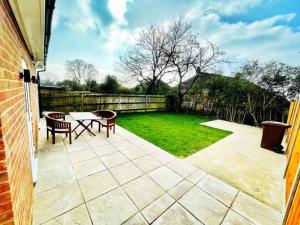 d'une terrasse avec une table et des chaises dans la cour. dans l'établissement The Winstre Borehamwood, à Borehamwood