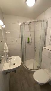 ein Bad mit einer Dusche, einem WC und einem Waschbecken in der Unterkunft NOVÝ krásný apartmán - 15 min od centra in Prag