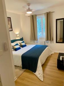 1 dormitorio con 1 cama grande con sábanas azules y blancas en Cigale de Gordes, en Gordes