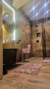 bagno con lavandino e specchio di TRESOR Delux Apartment a Osijek