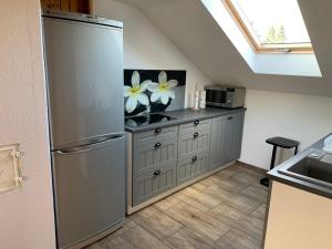 uma cozinha com um frigorífico de aço inoxidável em Apartment Natali em Schnaittenbach
