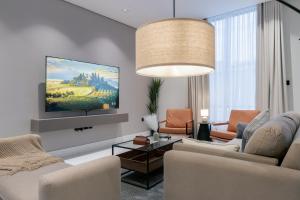 a living room with a couch and a tv at أكاريم الملقا Akareem AL-Malqa in Riyadh