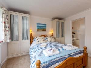 a bedroom with a bed with towels on it at 2 bed in Bognor Regis 79283 in Bognor Regis