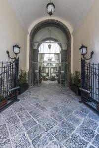 Palazzo Caracciolo Naples的门面或入口
