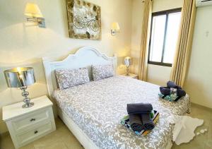 カルプにあるCostaBlancaDreams Capri in Calpeのベッドルーム1室(白いベッド1台、バッグ2つ付)