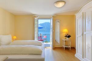 ein Schlafzimmer mit Bett und Blick auf das Meer in der Unterkunft Seehof Hotel Du Lac in Weggis