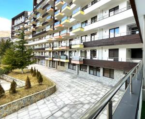 een appartementencomplex met balkons en een binnenplaats bij Apartament Alma in Sinaia