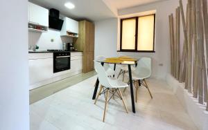 cocina y comedor con mesa y sillas en Apartament Alma, en Sinaia