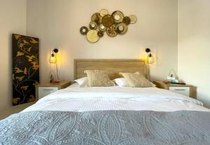1 dormitorio con 1 cama blanca grande y 2 lámparas en Apartament Alma en Sinaia