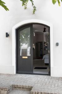 Franschhoek的住宿－Franschhoek Colours，白色房子内带窗户的黑色门