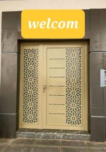 una puerta a una tienda con un cartel de bienvenida en appartement au centre d´Agadir, en Agadir