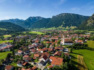 une vue aérienne sur une petite ville dans les montagnes dans l'établissement Chalet am Breitenberg Appartement CB 12, à Pfronten