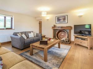 uma sala de estar com um sofá e uma televisão em 2 bed in Chepstow 87781 em Wolves Newton