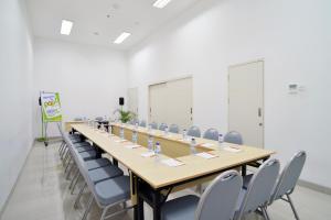 a long conference room with a long table and chairs at POP! Hotel Kemang Jakarta in Jakarta