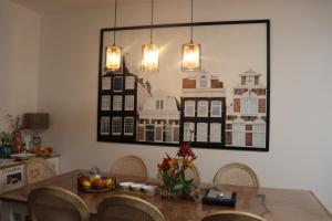 mesa de comedor con sillas y una foto en la pared en Cosy room near Berlin and close to Tesla Factory in Brandenburg 