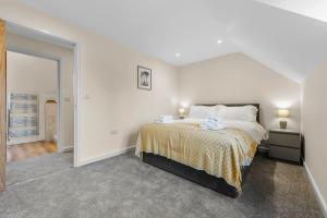En eller flere senge i et værelse på Luxury Apartment in Stockton, sleeps 4, Free WIFI