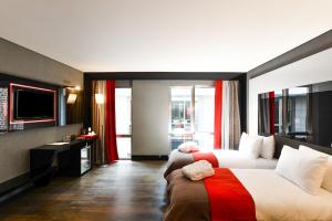 een hotelkamer met 2 bedden en een televisie bij Hotel Favori Nisantasi in Istanbul