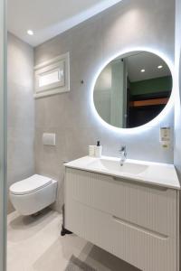 La salle de bains est pourvue d'un lavabo, de toilettes et d'un miroir. dans l'établissement UrbanBllok5, à Tirana