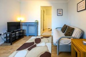 two pictures of a living room with a couch and a tv at Ellan Hay by StayStaycations in Bristol