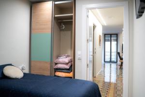 Un dormitorio con una cama azul y un pasillo en Ca la Tere, en Banyoles