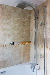 W łazience znajduje się prysznic ze szklanymi drzwiami. w obiekcie Beautiful 4-Bed House in Bootle w mieście Bootle