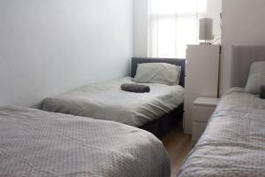 布特爾的住宿－Beautiful 4-Bed House in Bootle，一间卧室配有两张床和床上的枕头