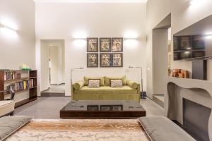 ein Wohnzimmer mit einem Sofa und einem Kamin in der Unterkunft Spanish Steps DeLuxe Apartment in Rom
