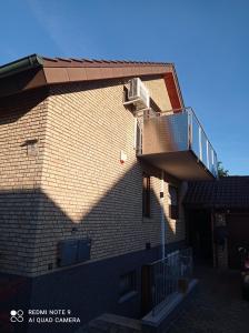 Moderne Ferienwohnung Neckarschleife mit Klimaanlage في Kirchheim am Neckar: مبنى على جانبه بلكونه