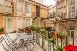 eine Terrasse mit Tischen und Stühlen auf dem Balkon in der Unterkunft Spanish Steps DeLuxe Apartment in Rom