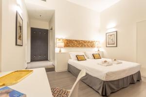 ein Hotelzimmer mit einem großen Bett und einem Tisch in der Unterkunft Spanish Steps DeLuxe Apartment in Rom