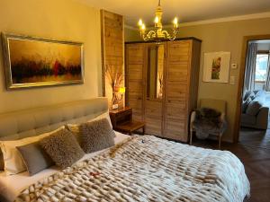 Postel nebo postele na pokoji v ubytování Ferienapartment Residenz "Weisses Rössl am See"