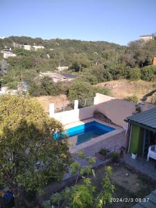una casa con piscina frente a ella en Luciana G en Río Ceballos