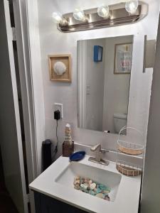 W łazience znajduje się umywalka i lustro. w obiekcie Downtown Abbey @ DODD w Atlancie