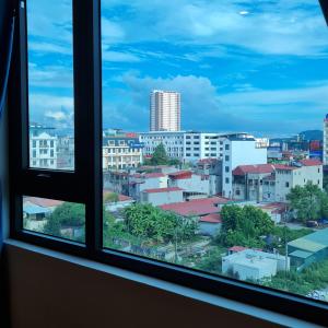- une vue sur la ville depuis la fenêtre dans l'établissement glory 3 hotel 北宁格洛瑞3好酒店, à Bồ Sơn