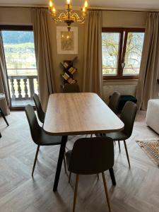 蒂爾塞的住宿－Ferienapartment Residenz "Weisses Rössl am See"，一间带木桌和椅子的用餐室