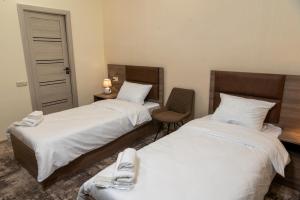 Voodi või voodid majutusasutuse Aeka hotel toas