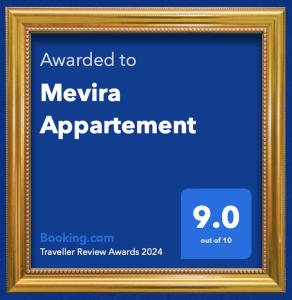 een gouden fotoframe met de tekst toegekend aan meivanarma amendement bij Mevira Appartement in Zandvoort