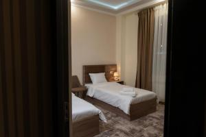 Voodi või voodid majutusasutuse Aeka hotel toas