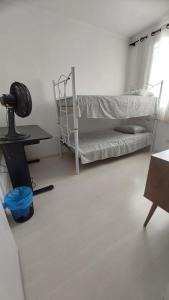 Bunk bed o mga bunk bed sa kuwarto sa Apartamento inteiro com garagem coberta