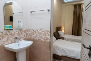 Voodi või voodid majutusasutuse Aeka hotel toas