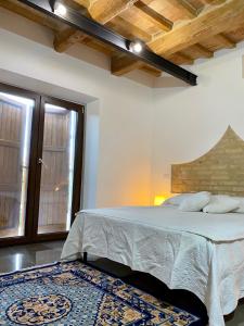 a bedroom with a bed and a large window at Appartamento Scirocco - 100 m dalla spiaggia in Fano