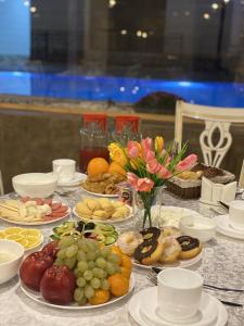 タシュケントにあるGRAND KARAVAN HOTELの多皿のテーブル