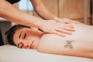 een man die een massage krijgt in een spa bij Aurora Boutique Hotel & Private SPA in Spoleto