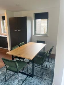 una sala de conferencias con mesa de madera y sillas en Villa vakantiehuis, en Ewijk