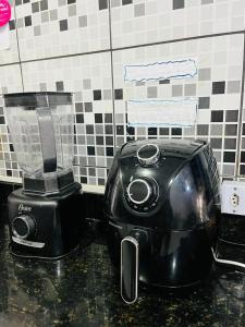 einen Toaster und einen Mixer auf einer Theke in der Unterkunft adriana hostel in Itacaré