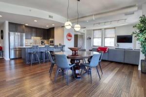 jadalnia i kuchnia ze stołem i krzesłami w obiekcie Luxury Condo Top Floor 3 King Beds w mieście Lincoln