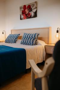 a bedroom with a bed and a desk and a red flower at La Cataleya in San Agustin